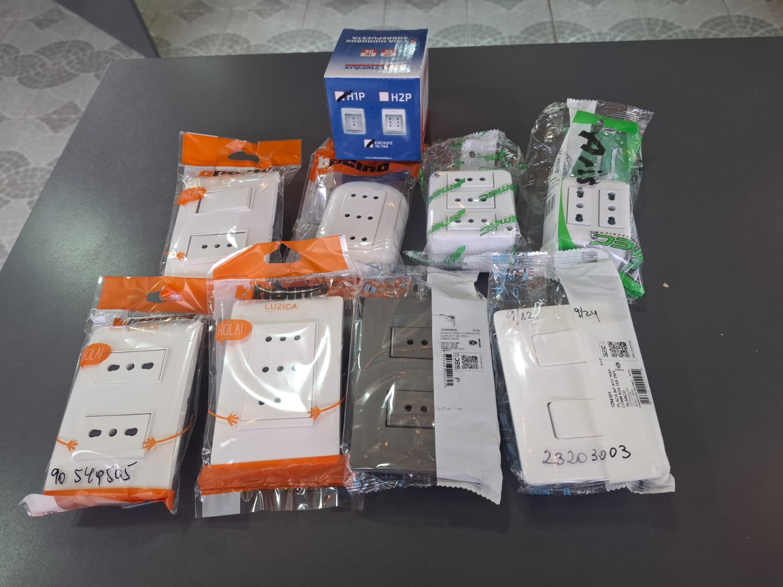 Enchufes, placas y módulos eléctricos