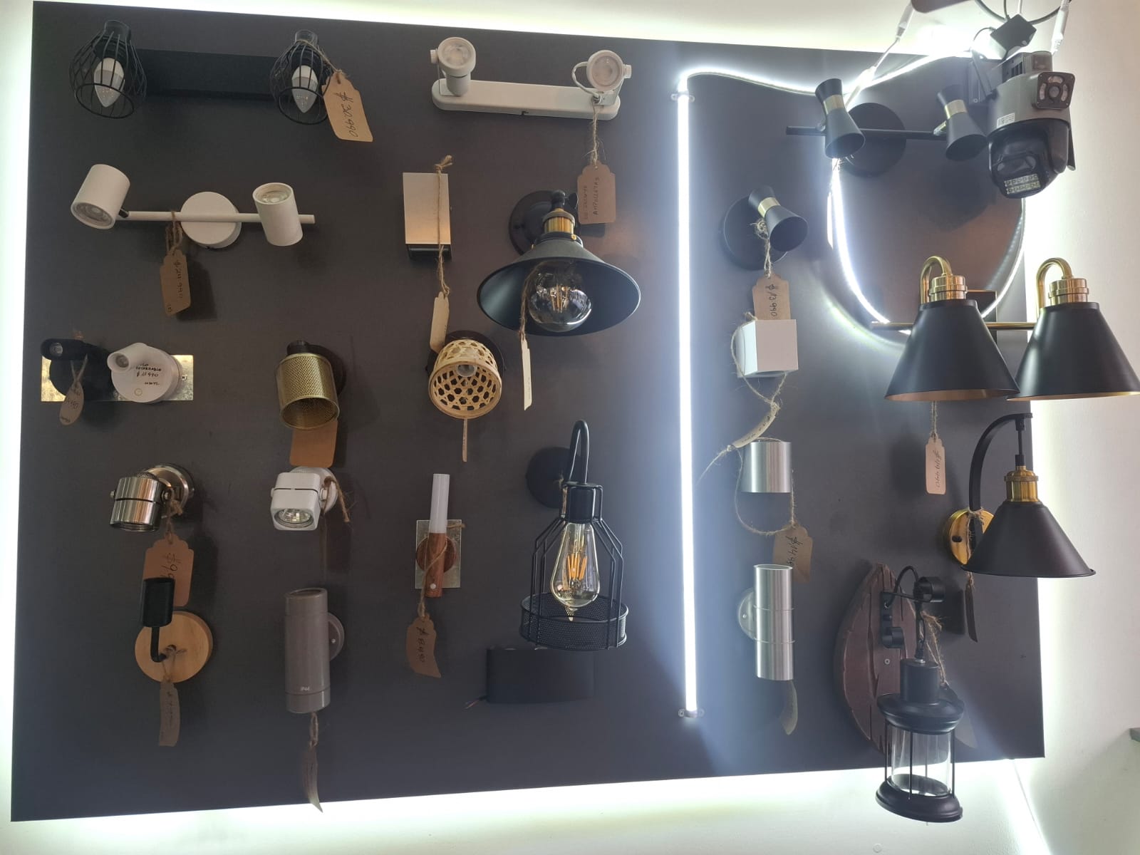 Muro exhibidor con apliques y focos dirigibles