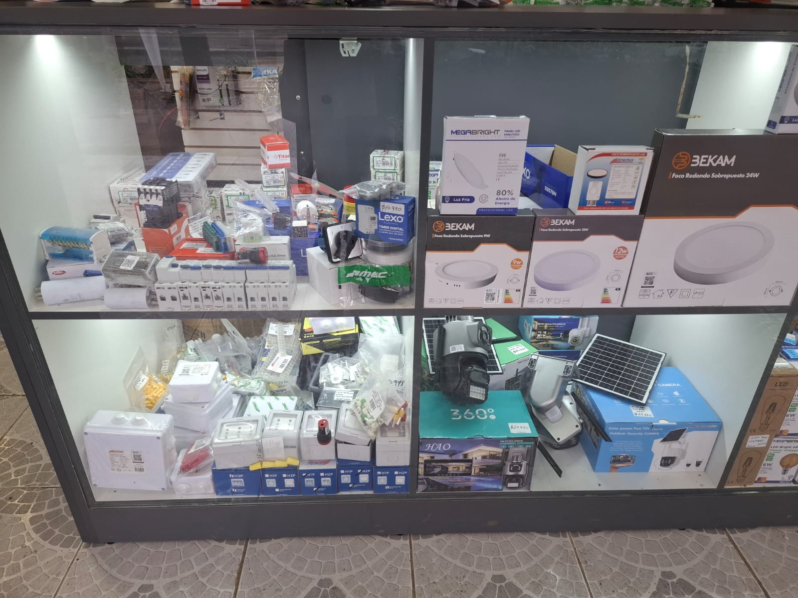 Vitrina con automatizadores, focos LED y cámaras solares